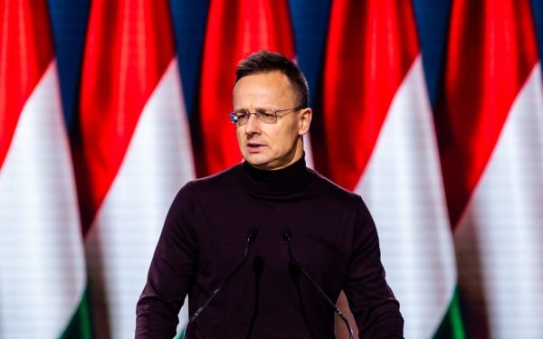 Szijjarto Peter, surprins cu un microbuz la minister