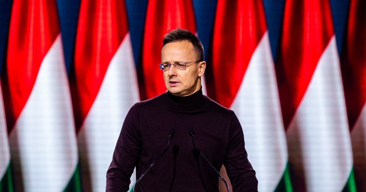 Szijjarto Peter, surprins cu un microbuz la minister