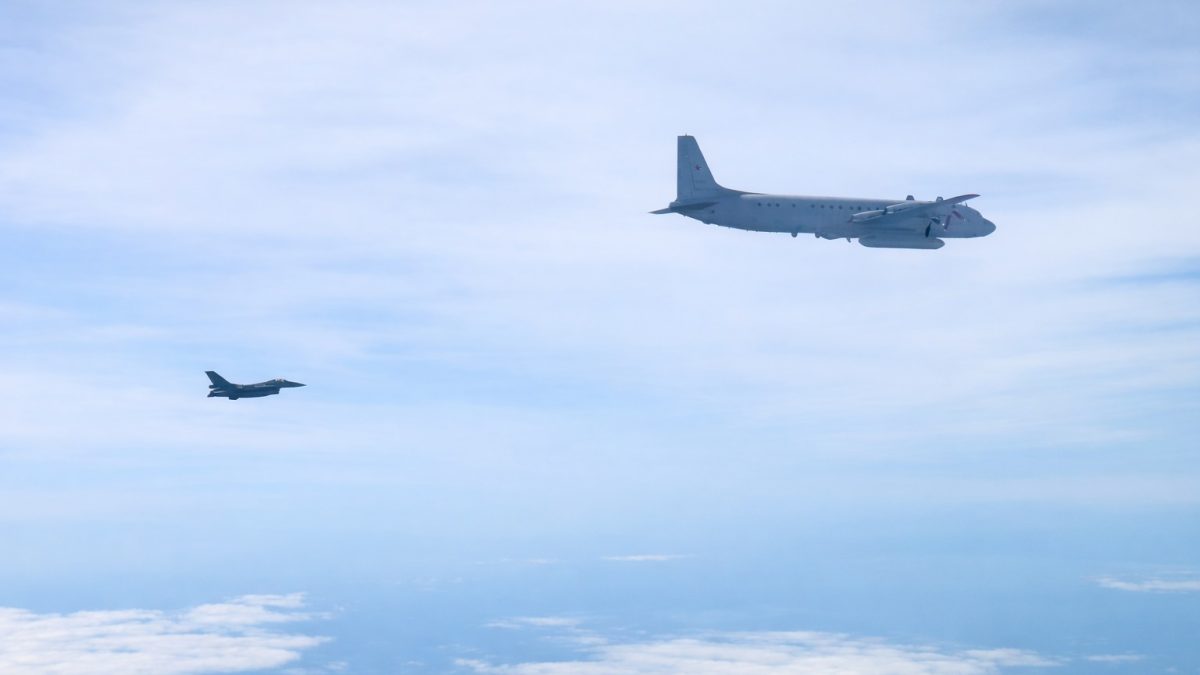 F-16 ROMÂNEȘTI, alertă în Baltice: Avion rus interceptat în spațiul aerian internațional