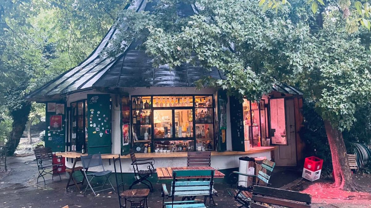 Mii de oameni îl somează pe Ciucu: Terasa din Cișmigiu, salvată de la demolare