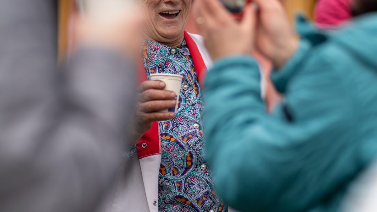 Maria Hoadrea, bunica din Sibiu, primește turiștii cu bucate tradiționale și țuică