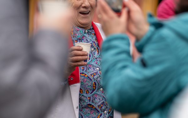 Maria Hoadrea, bunica din Sibiu, primește turiștii cu bucate tradiționale și țuică