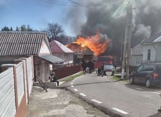 Bolojan, după incendiul din Vrancea: Guvernul promite ajutoare, casele au ars