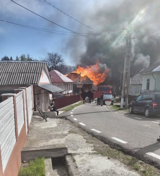 Bolojan, după incendiul din Vrancea: Guvernul promite ajutoare, casele au ars