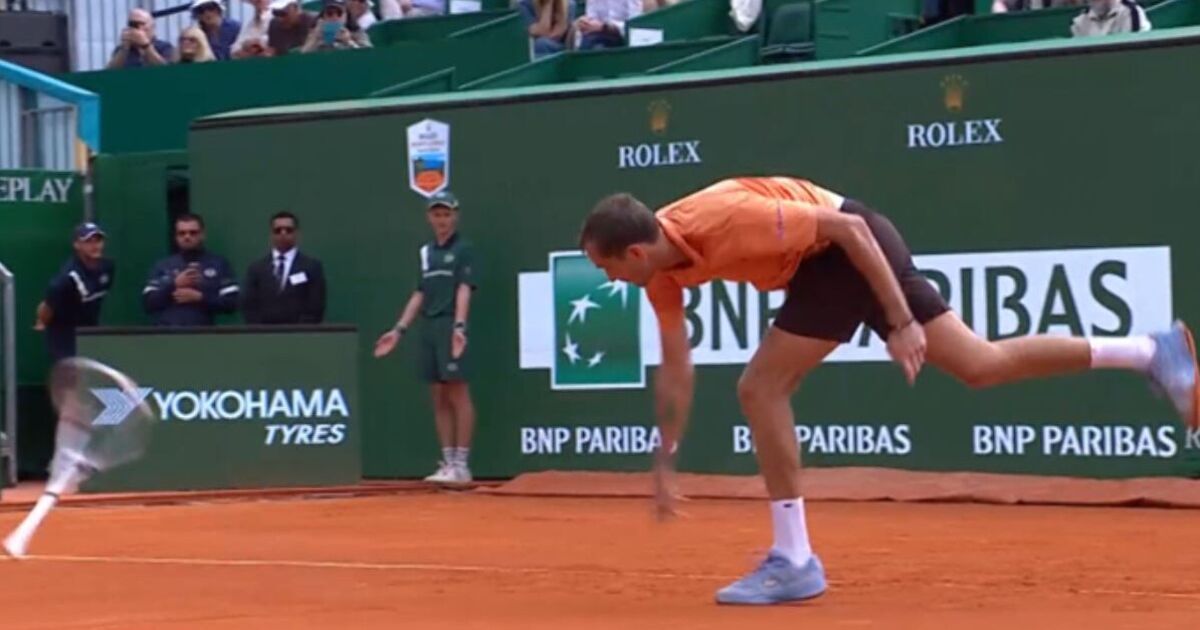 Furia lui Medvedev la Monte Carlo: Șapte rachete sparte și un "bagel" Daniil Medvedev, cap de serie numărul 7, a pierdut controlul la Mastersul de la Monte Carlo, distrugând de șapte ori racheta în timpul unui meci cu Matteo Berrettini