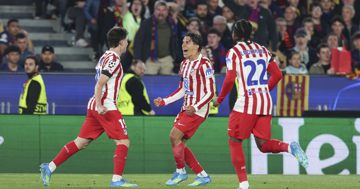 Barcelona, învinsă de Atletico Madrid în Champions League Atletico Madrid a învins Barcelona cu 2-0 într-un meci din sferturile de finală ale Champions League, punând astfel presiune pe echipa catalană