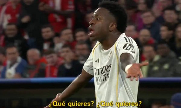 Ce vrei? Tăcere, ordonă dur un personaj!