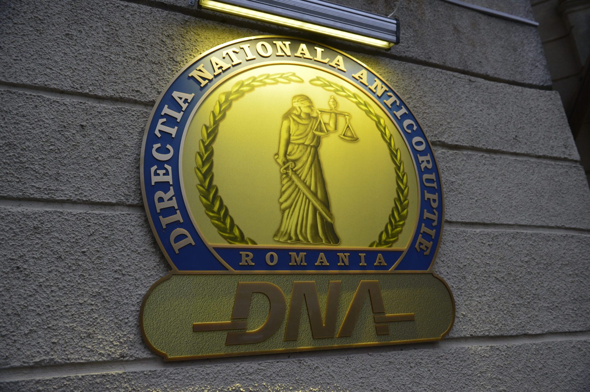 O anchetă DNA a scos la iveală un posibil caz de corupție în județul Argeș, implicând funcționari publici și o firmă privată în legătură cu achiziția de locuințe sociale