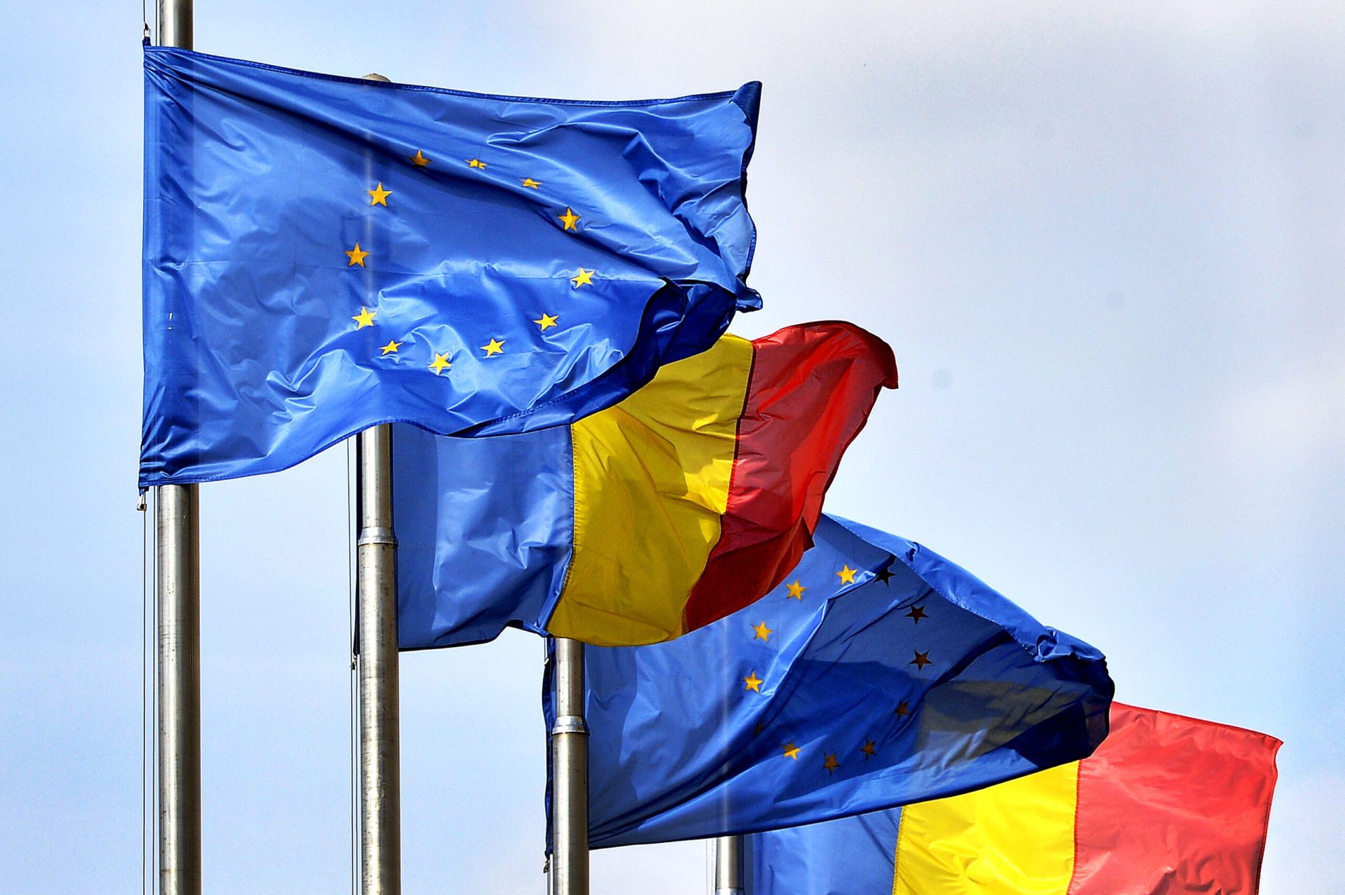 Scădere dramatică a încrederii în stat, NATO și UE. Românii, împotriva conflictelor