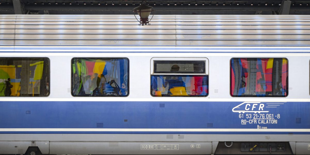 Traficul feroviar este oprit între Augustin și Racoș, județul Brașov, după ce un copac a căzut pe șine, afectând alimentarea cu energie electrică a rețelei de contact