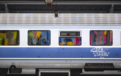 Traficul feroviar este oprit între Augustin și Racoș, județul Brașov, după ce un copac a căzut pe șine, afectând alimentarea cu energie electrică a rețelei de contact