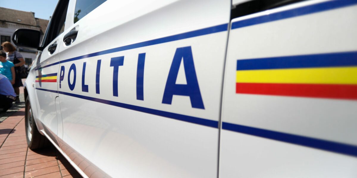 Polițiștii au reținut un tânăr pentru 24 de ore, după ce acesta ar fi postat online mesaje cu caracter fascist și legionar
