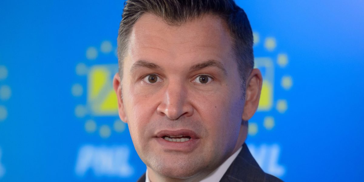 Orban, „pionul” lui Putin, dat jos de pe tabla de șah, anunță Stroe