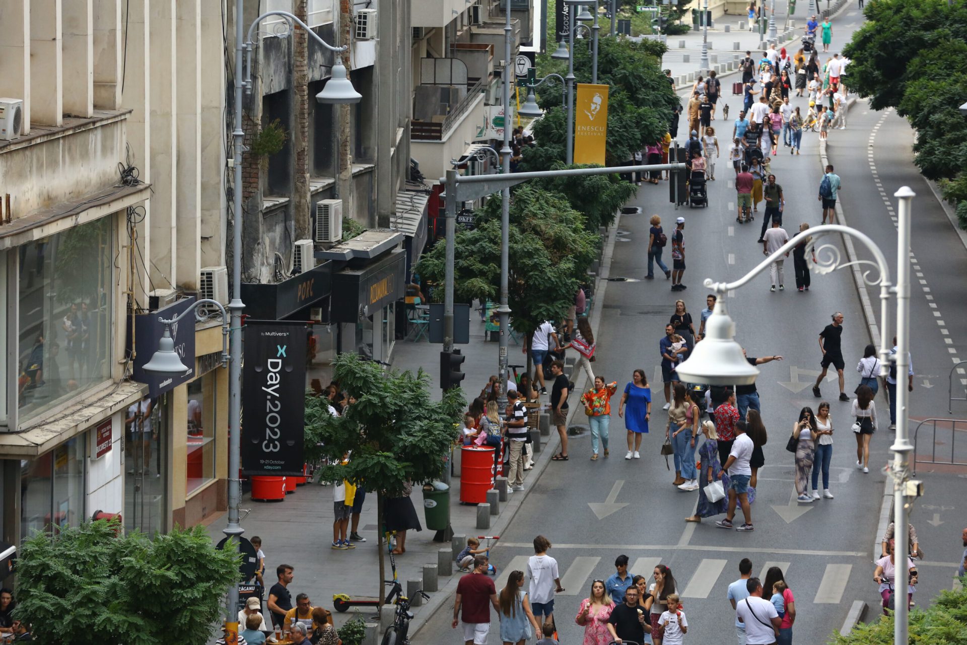 Bucureștiul are în prezent 5340 de străzi, însumând 1820 de kilometri de artere principale și secundare, care acoperă o suprafață de aproape 20.000 de metri pătrați