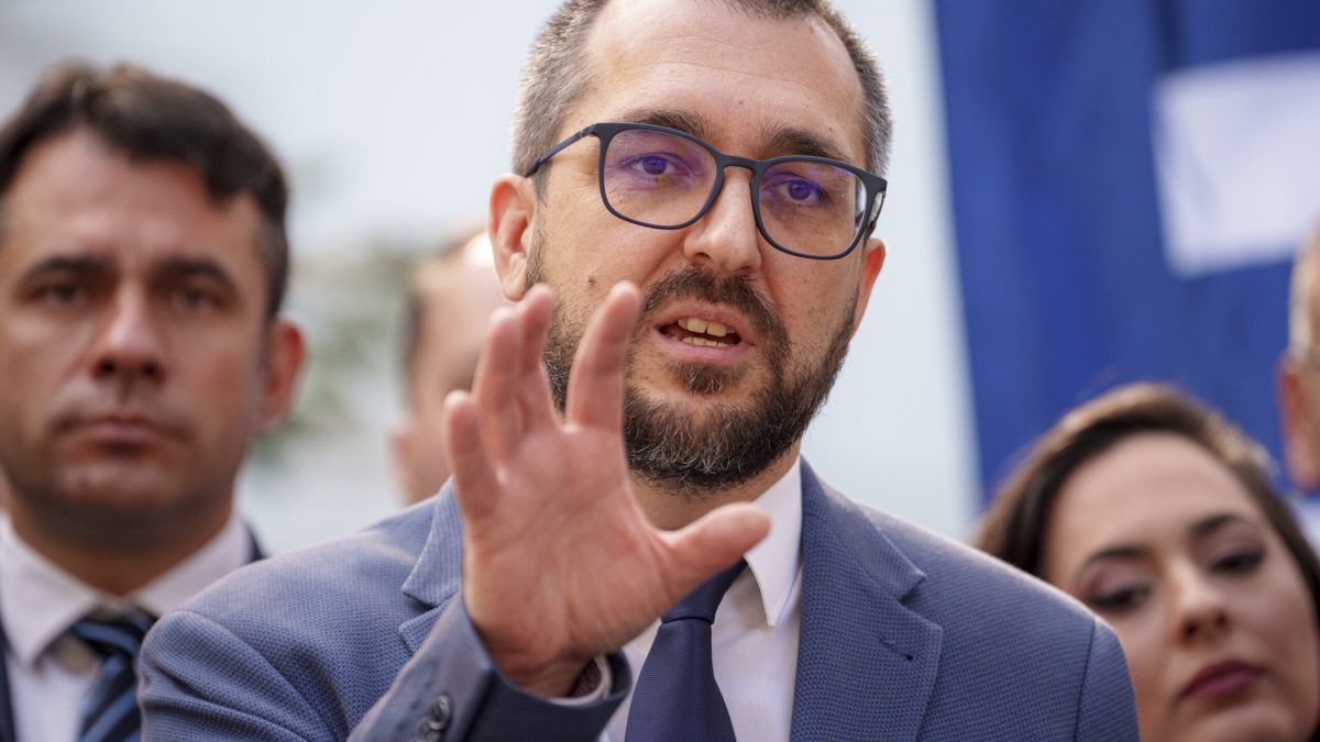 Voiculescu și Rogobete, plan similar: datorie Pfizer, beneficii pacienți