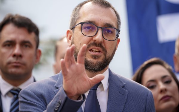 Voiculescu și Rogobete, plan similar: datorie Pfizer, beneficii pacienți