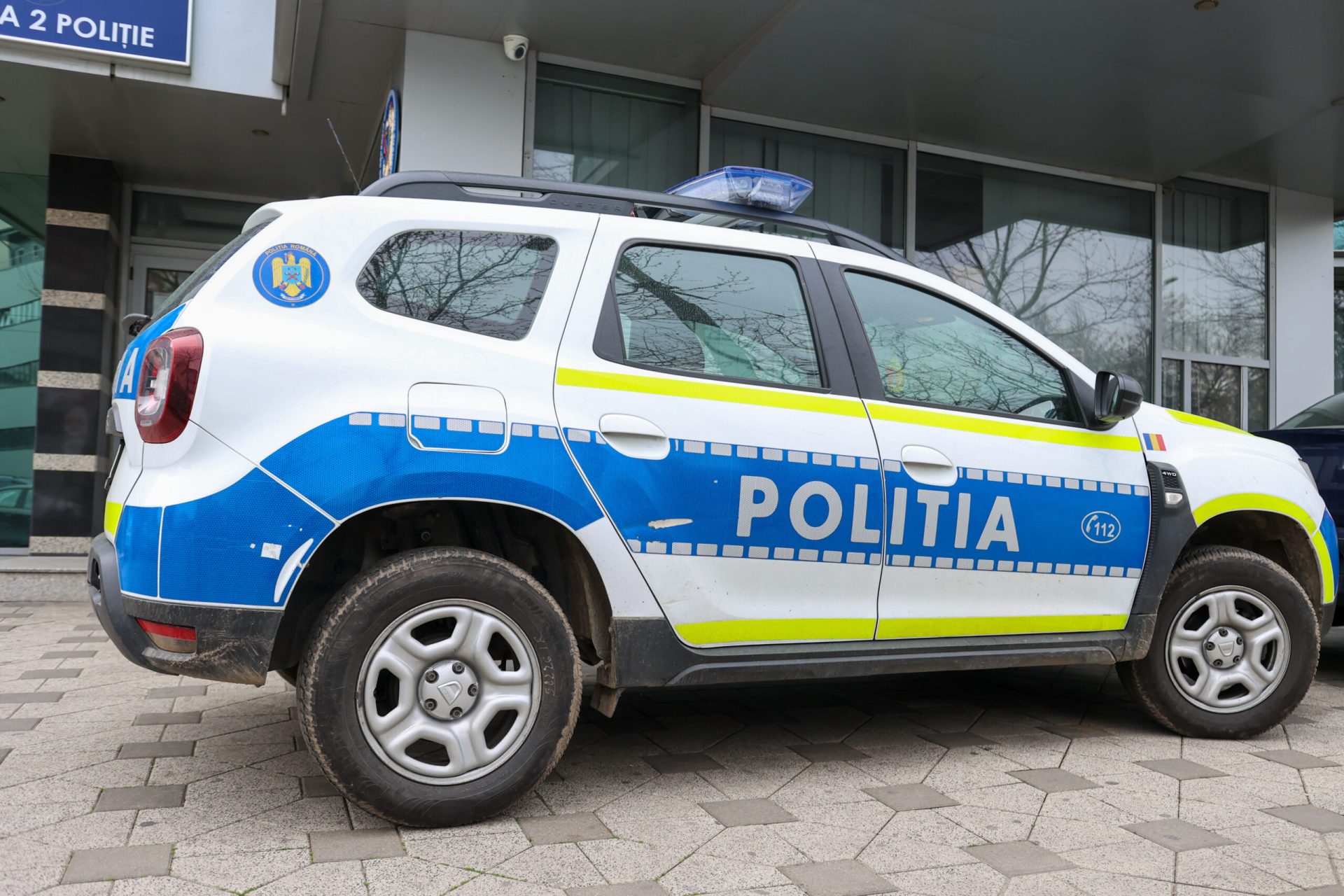 Un tânăr de 20 de ani a fost prins în flagrant după ce a refuzat să se oprească la semnalul poliției, încercând să fugă de mai multe ori și acroșând un agent de poliție în centrul Capitalei