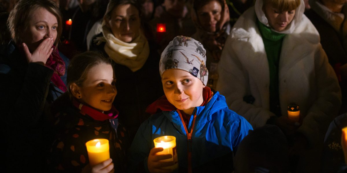 Majoritatea românilor se pregătesc de Paște: Slujba de Înviere și sărbătorirea acasă, cele mai populare opțiuni București – Un sondaj recent arată că românii intenționează să participe în număr mare la slujba de Înviere și să petreacă sărbătorile pascale în sânul familiei