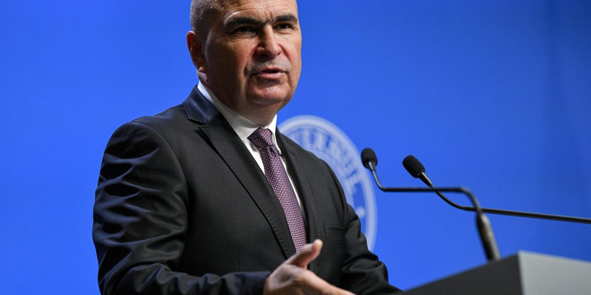 Prim-miniștrii Marcel Vela și Nicușor Dan au transmis mesaje cu ocazia sărbătorilor de Paște, aducând urări de bine credincioșilor din România Marcel Vela, prim-ministrul României, a adresat un mesaj de Paște tuturor credincioșilor catolici și protestanți din țară, urându-le un Paște fericit, plin de liniște și sănătate alături de cei dragi