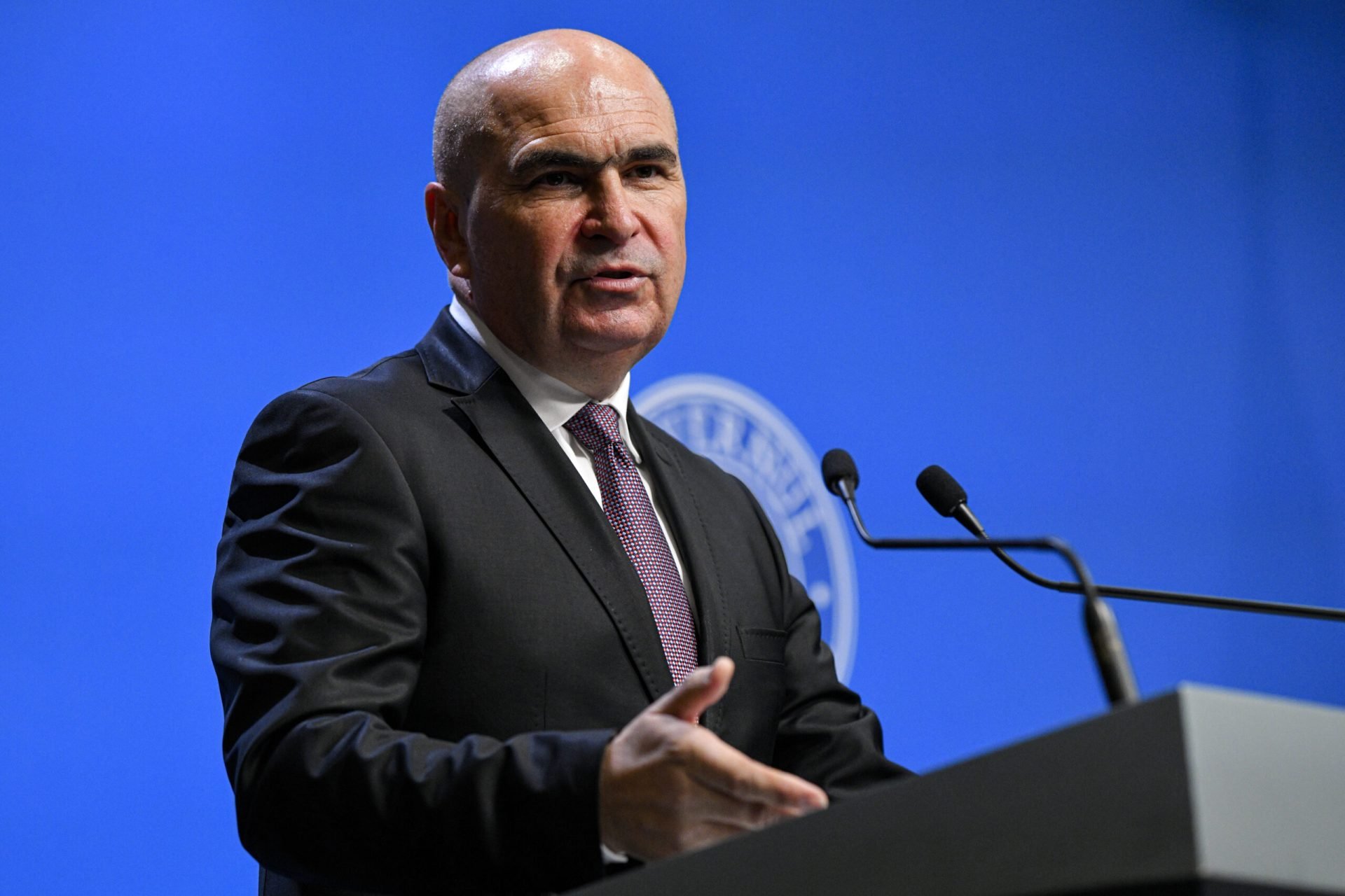 Prim-miniștrii Marcel Vela și Nicușor Dan au transmis mesaje cu ocazia sărbătorilor de Paște, aducând urări de bine credincioșilor din România Marcel Vela, prim-ministrul României, a adresat un mesaj de Paște tuturor credincioșilor catolici și protestanți din țară, urându-le un Paște fericit, plin de liniște și sănătate alături de cei dragi