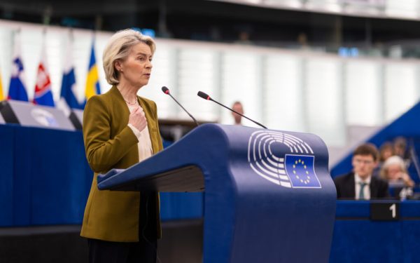 Bruxelles, REVOLUȚIE online: Verificarea vârstei minorilor, obligatorie pe net