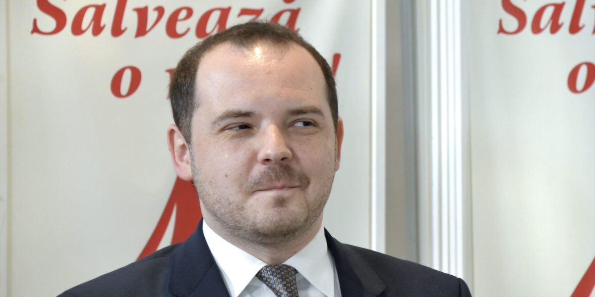 România a fost prinsă într-un scandal legat de achizițiile de vaccinuri anti-COVID, după ce ministrul Sănătății, Alexandru Rogobete, a făcut declarații despre modul în care au fost negociate și aprobate aceste contracte, precum și despre dosarul penal aflat în desfășurare la DNA