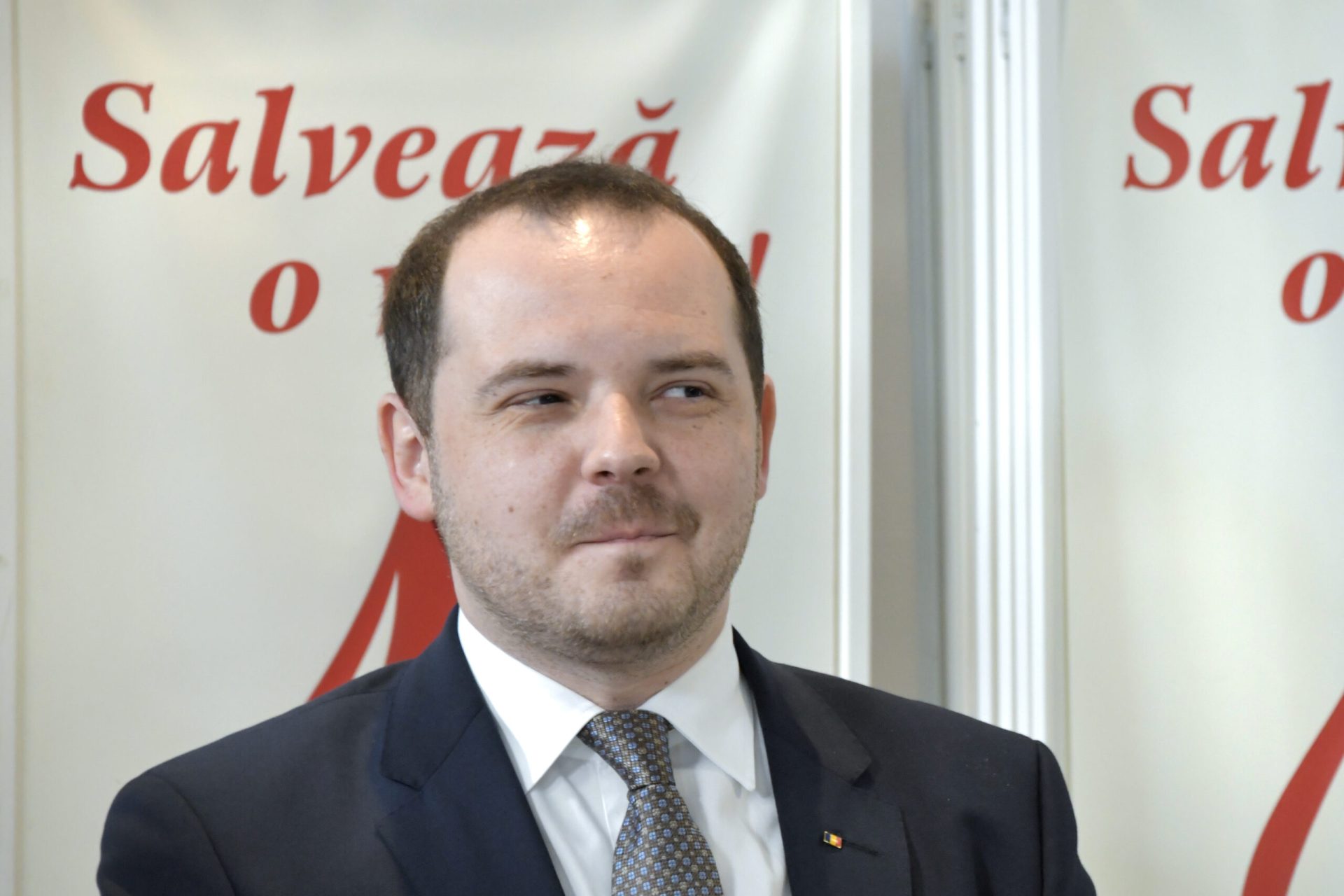 România a fost prinsă într-un scandal legat de achizițiile de vaccinuri anti-COVID, după ce ministrul Sănătății, Alexandru Rogobete, a făcut declarații despre modul în care au fost negociate și aprobate aceste contracte, precum și despre dosarul penal aflat în desfășurare la DNA