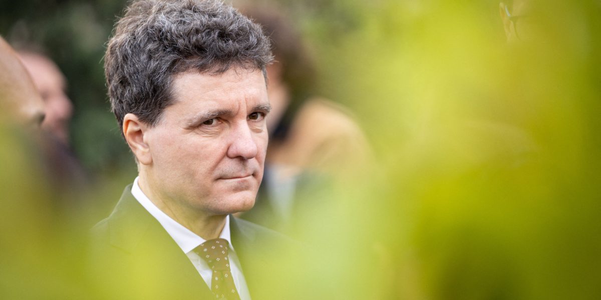 Președintele a comentat scandalul fotografiilor de campanie într-un turneu la Timișoara Președintele a fost întrebat despre scandalul fotografiilor apărute în spațiul public cu doar câteva zile înainte de primul tur al alegerilor prezidențiale din 2025