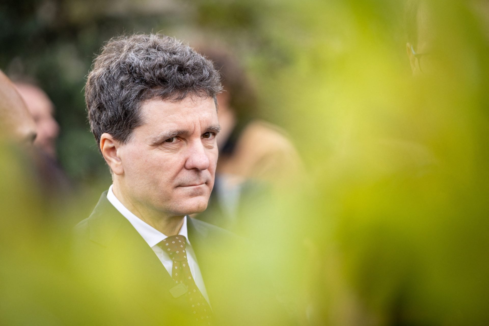 Președintele a comentat scandalul fotografiilor de campanie într-un turneu la Timișoara Președintele a fost întrebat despre scandalul fotografiilor apărute în spațiul public cu doar câteva zile înainte de primul tur al alegerilor prezidențiale din 2025