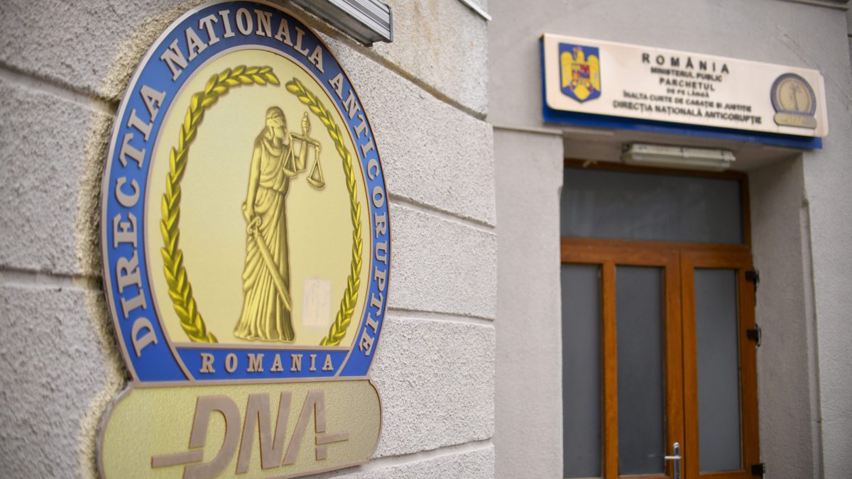 Fosta șefă a DSP Brașov, trimisă în judecată: Avertiza angajații de controale