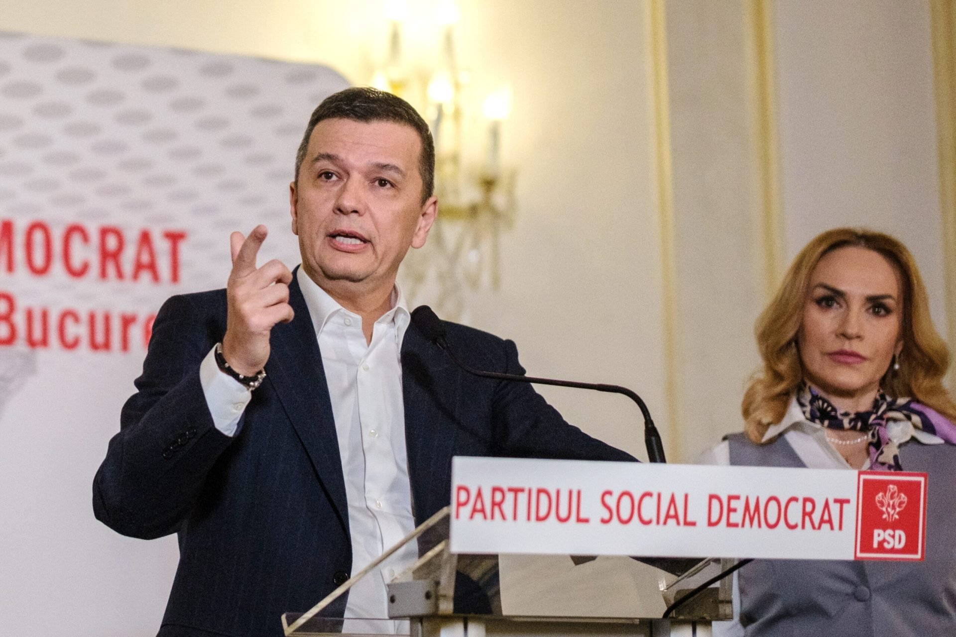 Sorin Grindeanu afirmă că nu acceptă negocieri pentru funcții în contextul schimbării direcției de guvernare Liderul PSD, Sorin Grindeanu, a declarat în mod clar că nu va accepta niciodată ca dezbaterea despre schimbarea orientării politice a Guvernului să se transforme într-o bătălie pentru a obține funcții de prim-ministru sau alte poziții ministeriale