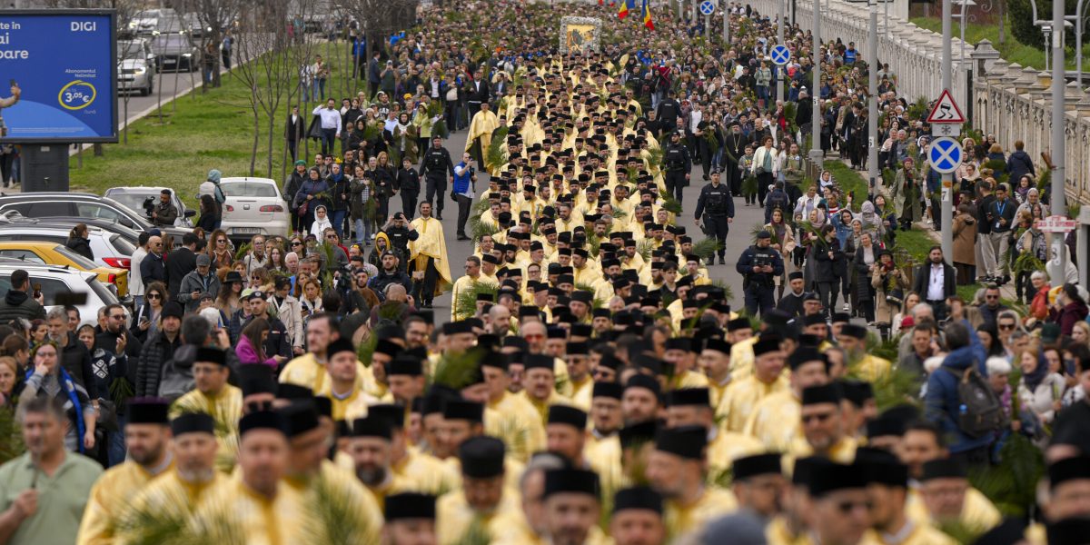 Mii de credincioși din București au participat sâmbătă la Pelerinajul de Florii, organizat de Patriarhia Română și Arhiepiscopia Bucureștilor, în apropierea sărbătorii Intrării lui Iisus Hristos în Ierusalim