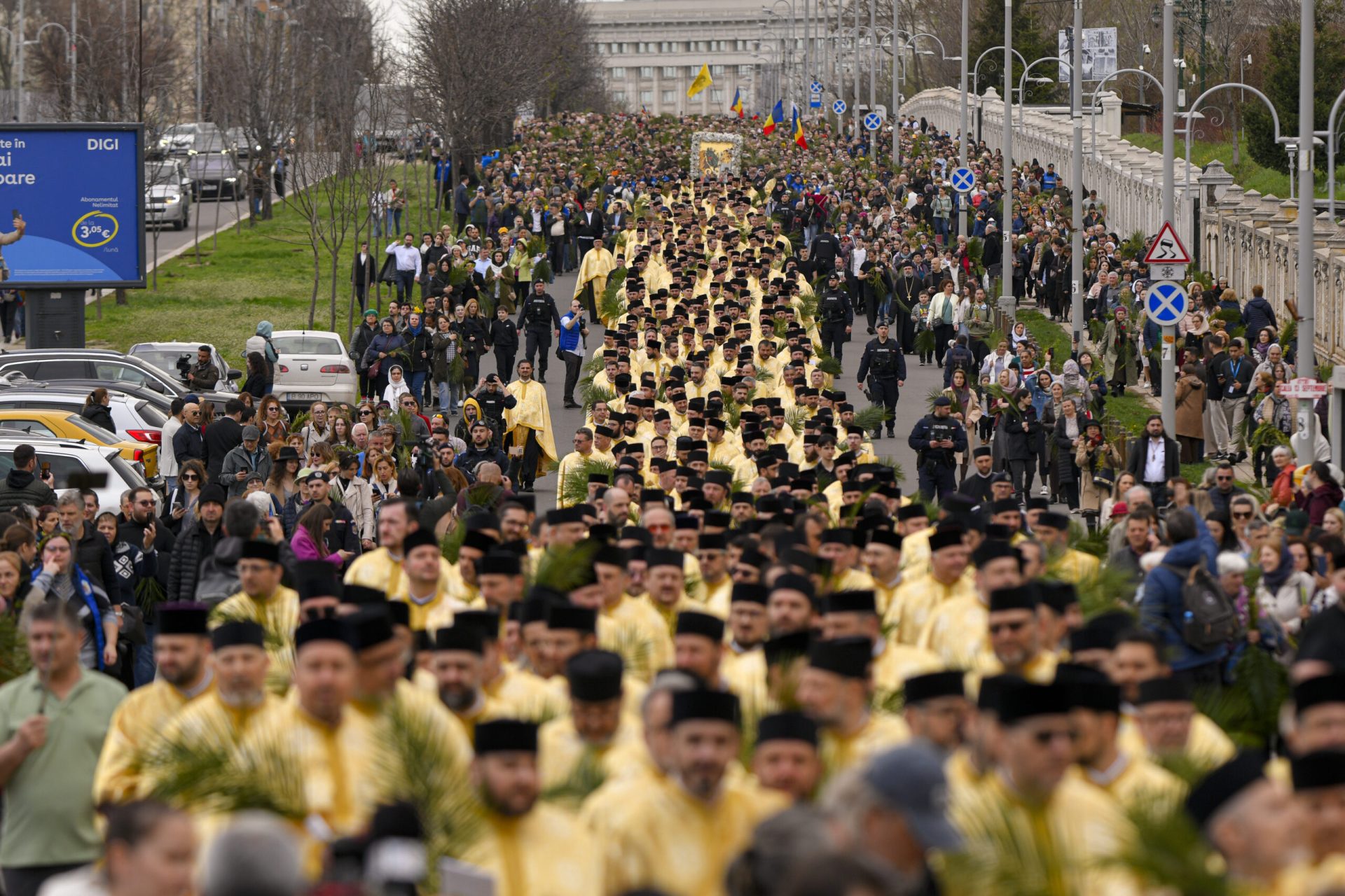 Mii de credincioși din București au participat sâmbătă la Pelerinajul de Florii, organizat de Patriarhia Română și Arhiepiscopia Bucureștilor, în apropierea sărbătorii Intrării lui Iisus Hristos în Ierusalim