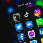 Grecia pune bariere pentru minori pe rețelele sociale: Interdicție pentru copiii sub 15 ani Grecia va interzice accesul copiilor sub 15 ani la platformele majore de socializare online, precum Instagram, TikTok, Facebook și Snapchat, începând cu 1 ianuarie 2027