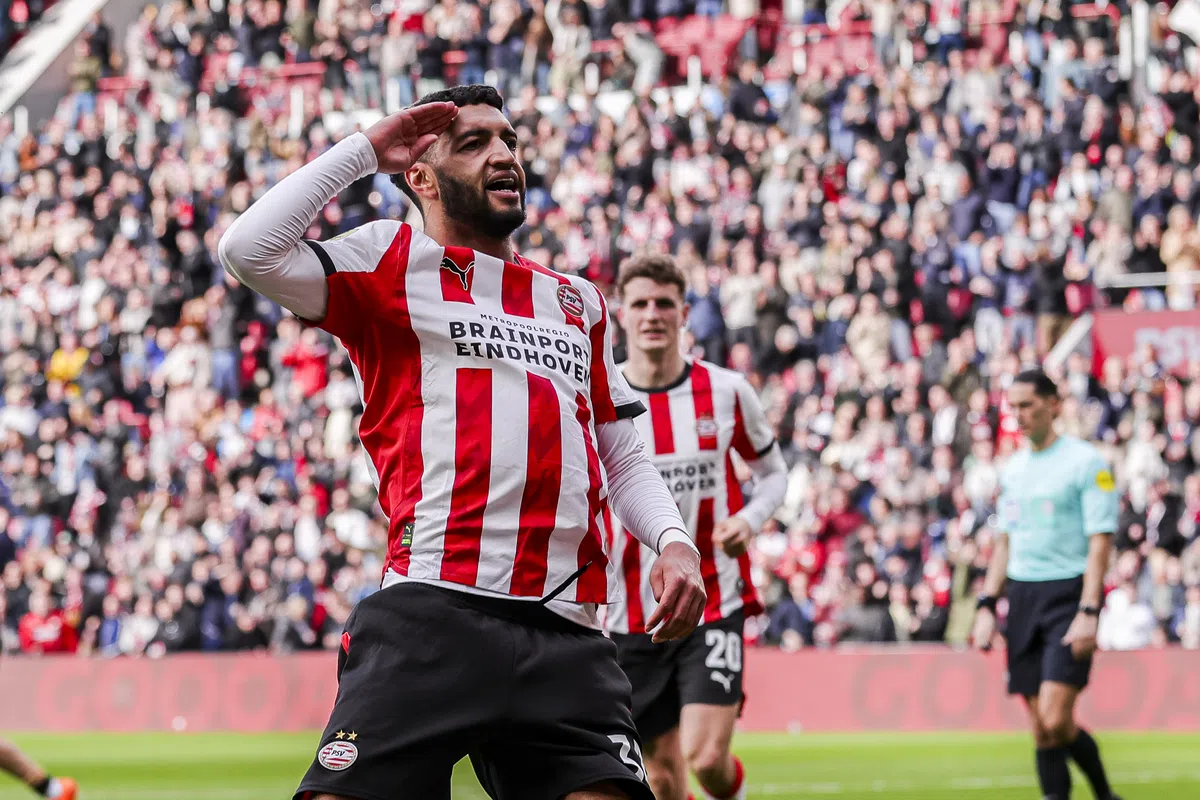 PSV Eindhoven a obținut o victorie controversată în ultima etapă a campionatului olandez, care le păstrează șansele de câștig al titlului, deși rezultatul a fost obținut cu mari dificultăți