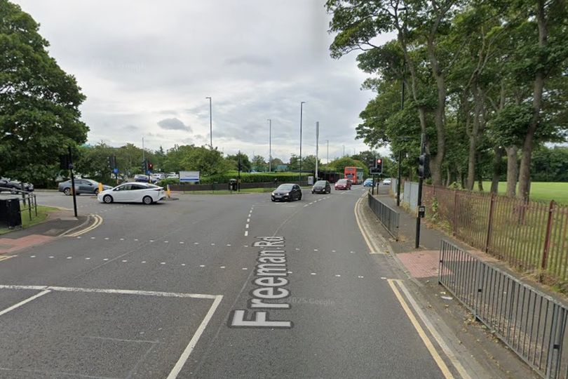 Accident în Newcastle: Doi oameni, transportați de urgență la spital