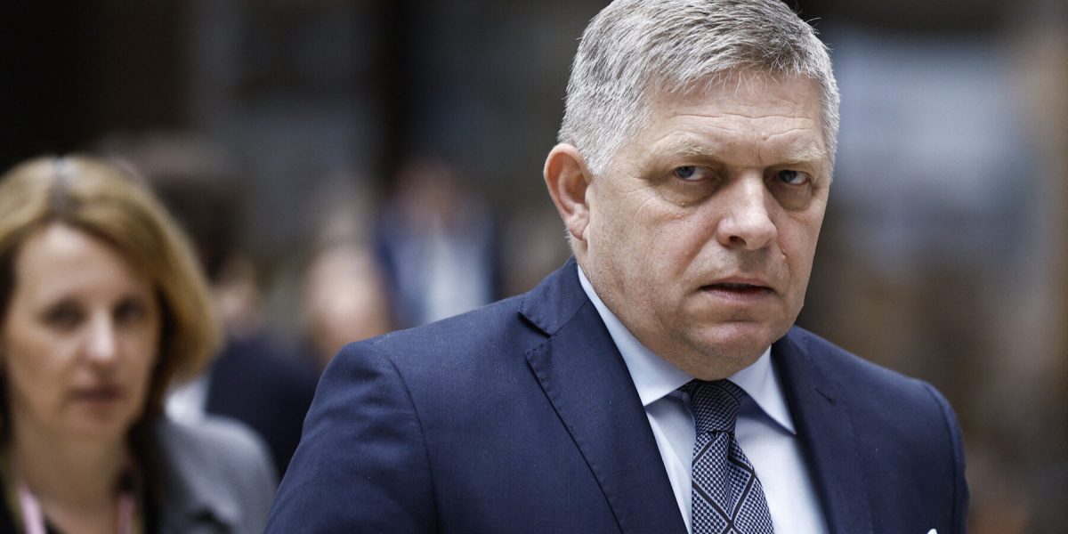 Premierul Slovac Robert Fico a solicitat sâmbătă Uniunii Europene să renunțe la sancțiunile aplicate asupra importurilor de petrol și gaze din Rusia, argumentând că acest pas ar putea contribui la stabilizarea fluxurilor energetice în regiune