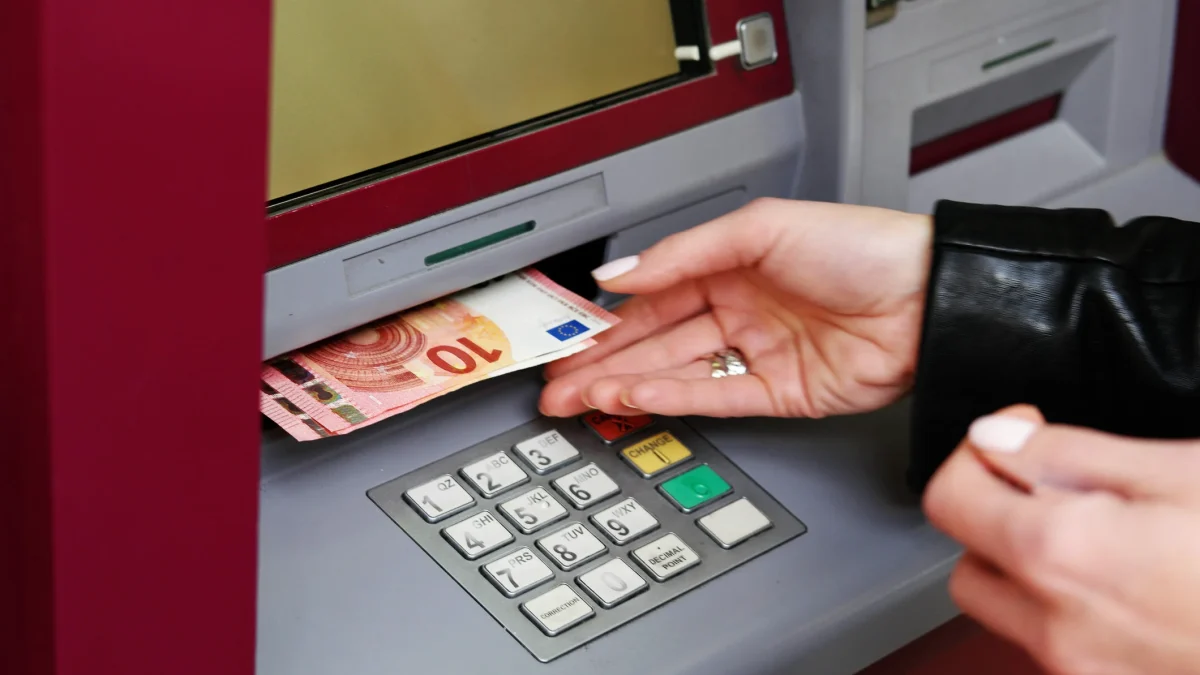 Atenție la bancomate: UE impune verificări drastice pentru retrageri