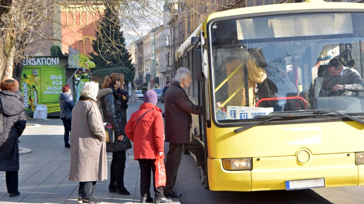 Transport gratuit pentru pensionari: Cine beneficiază și în ce orașe din România?