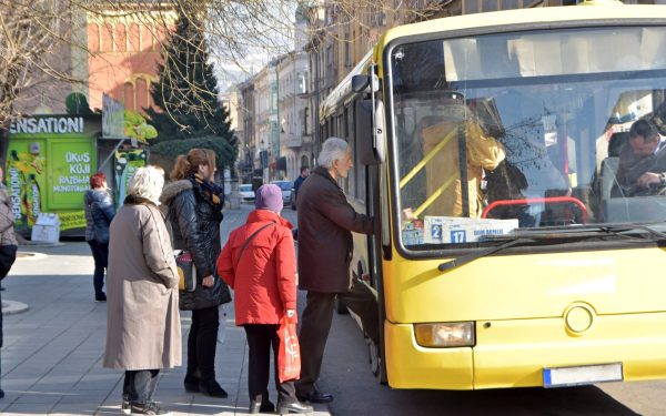 Transport gratuit pentru pensionari: Cine beneficiază și în ce orașe din România?