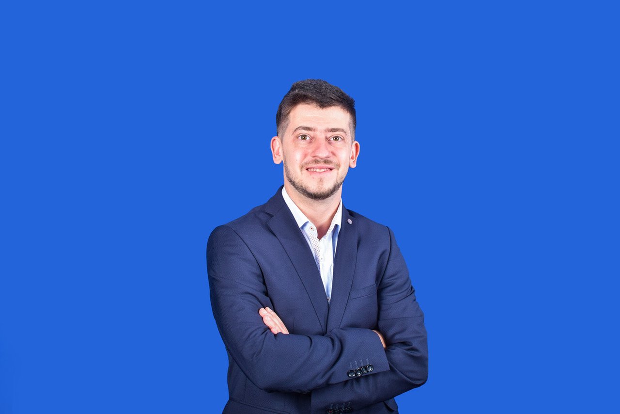 Inteligența artificială preia din ce în ce mai multe sarcini repetitive din companii, schimbând modul în care angajații își desfășoară activitatea