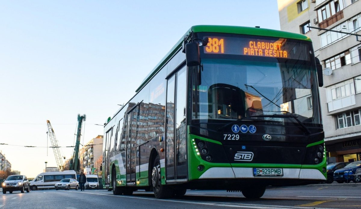 Locuitorii Sectorului 4 din București au inițiat o petiție pentru a solicita autorităților modificări în sistemul de transport public, în special pentru a rezolva problema aglomerației de dimineață pe traseul Piața Reșița – Piața Unirii