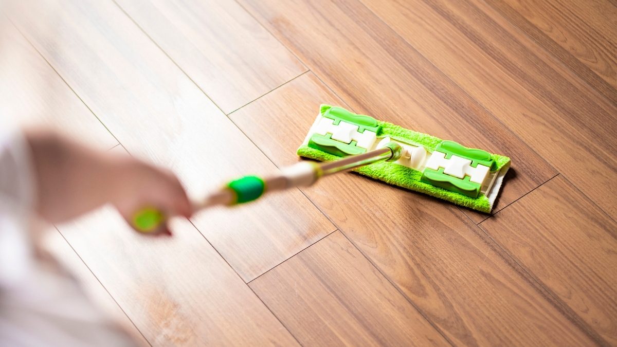 Ai parchet zgâriat? Trucul genial care-i dă strălucirea instant!