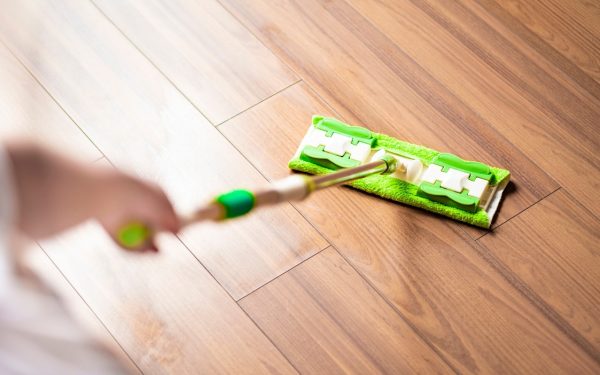 Ai parchet zgâriat? Trucul genial care-i dă strălucirea instant!