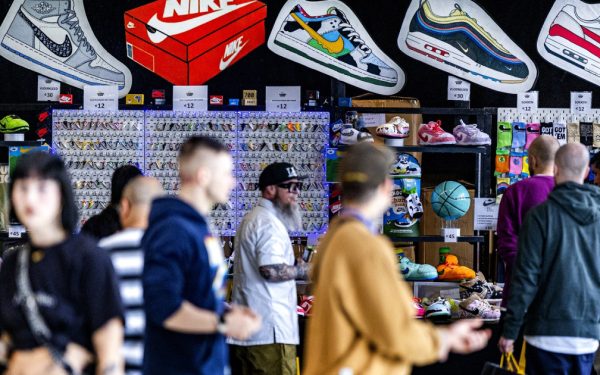 Americanii de la gigantul de încălțăminte concediază 1.400 de angajați global