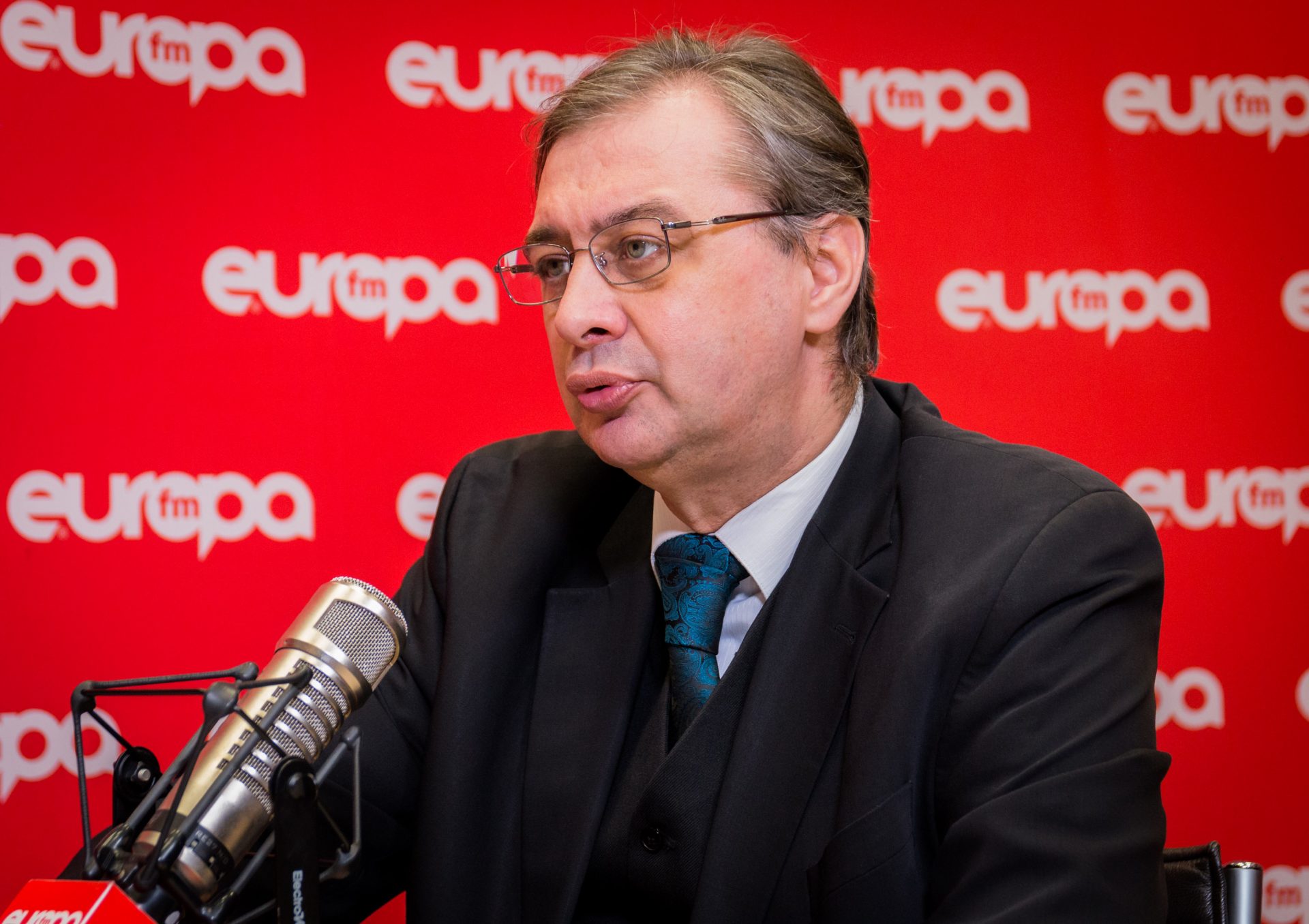 Armistițiul temporar dintre Statele Unite și Iran, un pas spre calmarea piețelor, consideră analistul Iulian Chifu Un armistițiu temporar între Statele Unite și Iran este considerat un pas important pentru calmarea piețelor financiare, conform analizei lui Iulian Chifu, expert în probleme de politică externă și securitate