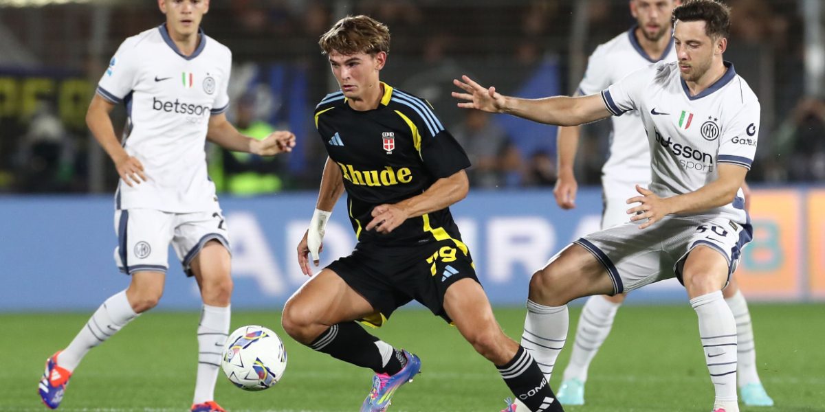 COMO, ITALY - MAY 23: Nico Paz of Como 1907 competes for the ball with Carlos Augusto of FC Internazionale during the Serie A match between Como 1907 and FC Internazionale at Stadio G. Sinigaglia on May 23, 2025 in Como, Italy. (Photo by Marco Luzzani/Getty Images)