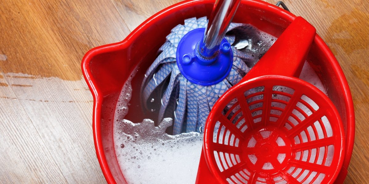 Majoritatea românilor curăță parchetul laminat fără să cunoască metodele corecte, riscul deteriorării acestuia fiind unul ridicat