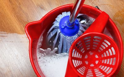 Majoritatea românilor curăță parchetul laminat fără să cunoască metodele corecte, riscul deteriorării acestuia fiind unul ridicat