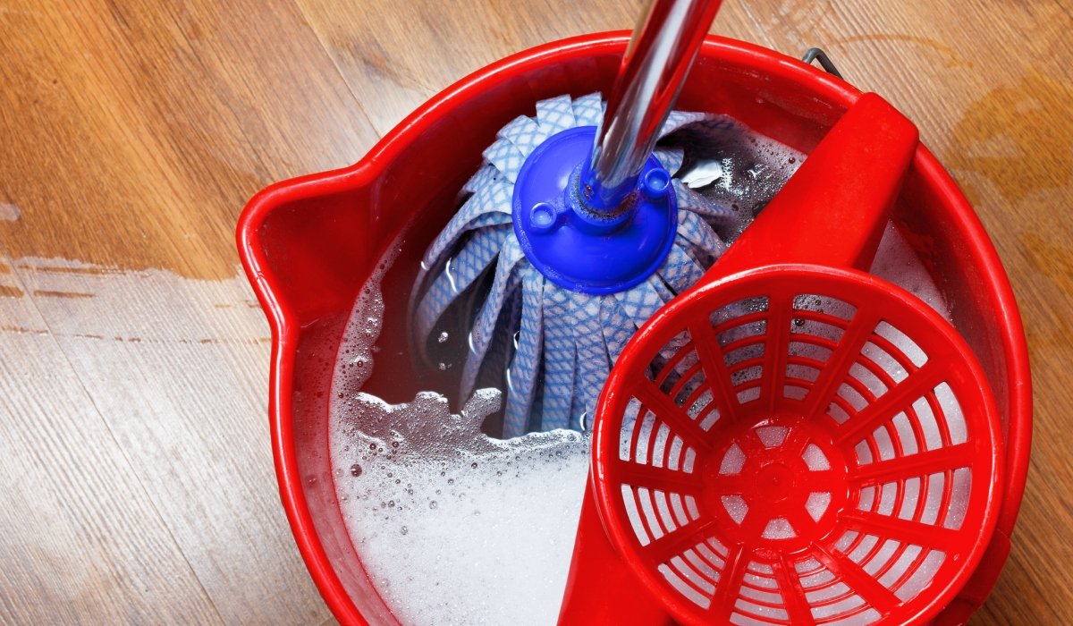 Majoritatea românilor curăță parchetul laminat fără să cunoască metodele corecte, riscul deteriorării acestuia fiind unul ridicat